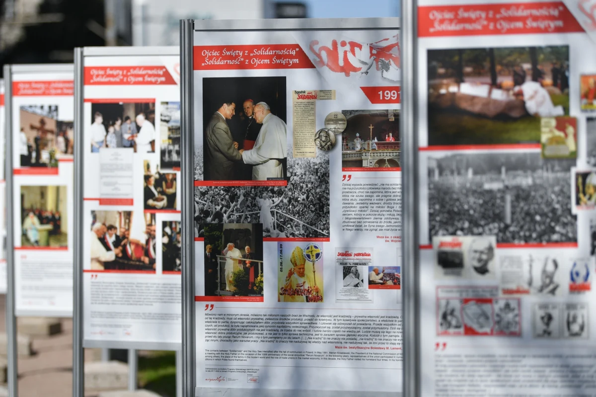 W poniedziałek, w 36. rocznicę pielgrzymki Jana Pawła II do Gdańska, zamknięto poświęconą mu wystawę pt. "Ty nas obudziłeś, My Cię obronimy". Przewodniczący NSZZ "Solidarność" Piotr Duda przypomniał, że trwająca 3 miesiące ekspozycja została dwukrotnie zniszczona przez wandali.
