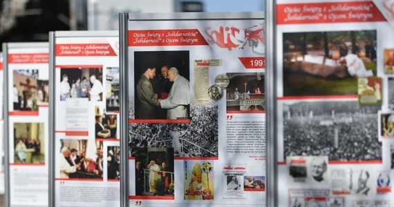 W poniedziałek, w 36. rocznicę pielgrzymki Jana Pawła II do Gdańska, zamknięto poświęconą mu wystawę pt. "Ty nas obudziłeś, My Cię obronimy". Przewodniczący NSZZ "Solidarność" Piotr Duda przypomniał, że trwająca 3 miesiące ekspozycja została dwukrotnie zniszczona przez wandali.