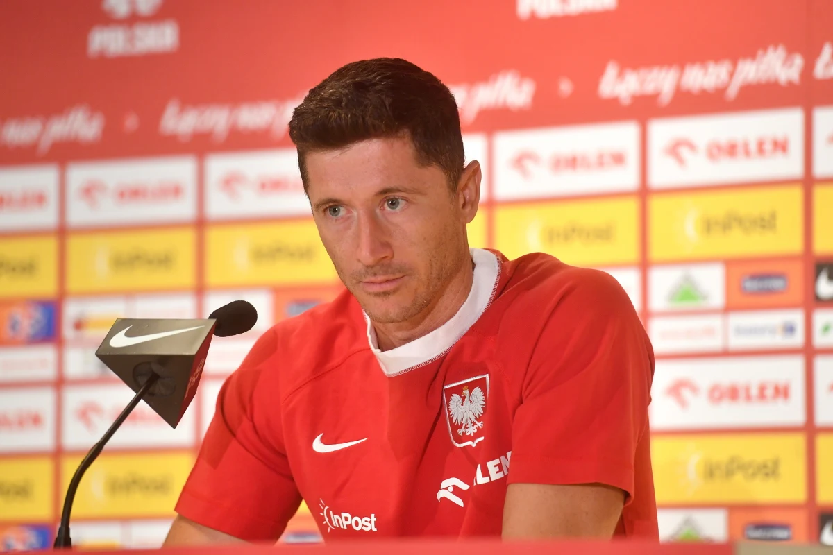 "To decyzja trenera, muszę się z nią pogodzić, chociaż to jest smutne" - m.in. tymi słowami Robert Lewandowski skomentował podczas konferencji prasowej fakt kolejnego braku powołania do polskiej kadry piłkarskiej dla Kamila Glika, Grzegorza Krychowiaka i Kamila Grosickiego. Podopieczni Fernando Santosa rozpoczęli w Warszawie oficjalną część zgrupowania przed meczem z Mołdawią w ramach eliminacji do mistrzostw Europy z Mołdawią.