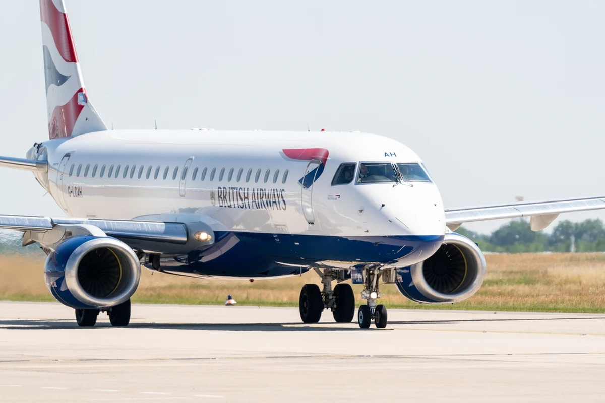 Kosztowny błąd debiutantki. Niedoświadczona stewardesa linii lotniczych British Airways spowodowała na londyńskim lotnisku Heathrow wyjątkowe zamieszanie. Kobieta przez przypadek otworzyła awaryjne drzwi samolotu i automatycznie rozwinęła dmuchaną zjeżdżalnię, po której pasażerowie mogą się ewakuować w przypadku niebezpieczeństwa.