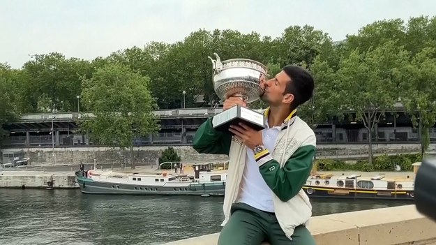 W niedzielę Novak Djoković w finale Rolanda Garrosa pokonał Caspera Ruuda. Zdobyty tytuł mistrza był dla Serba 23. wielkoszlemowym zwycięstwem w karierze. Zgodnie z tradycją Djoković wziął udział sesji zdjęciowej z wywalczonym trofeum.