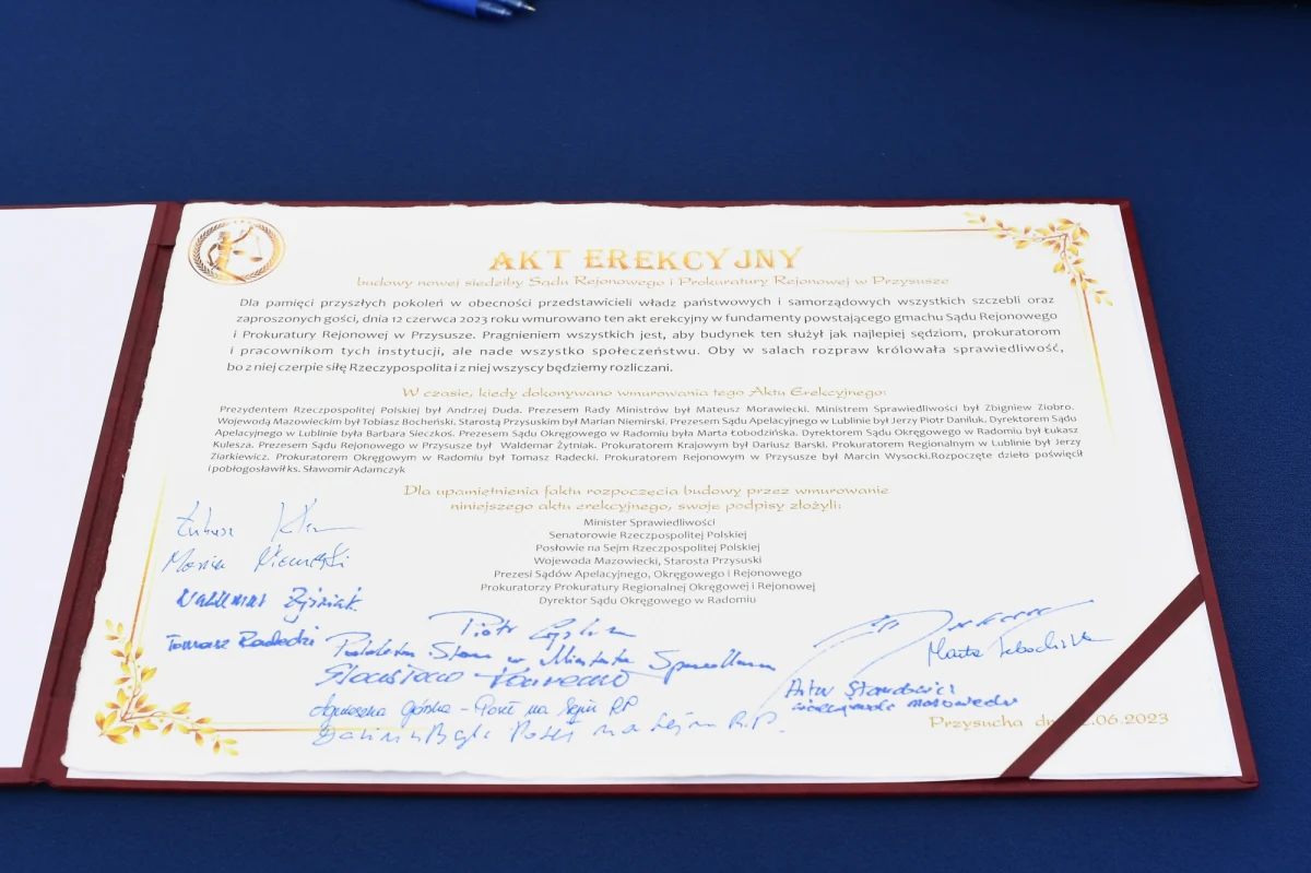 W Przysusze powstanie nowy gmach przystosowany do potrzeb wymiaru sprawiedliwości. W poniedziałek odbyła się uroczystość wmurowania kamienia węgielnego pod budowę sądu i prokuratury – poinformowało Biuro Komunikacji i Promocji Ministerstwa Sprawiedliwości.