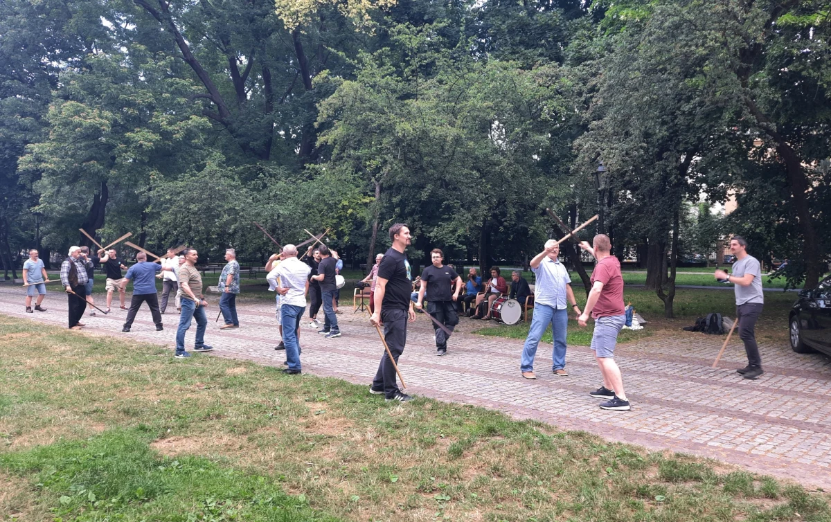 Już za kilka dni ulicami Krakowa przejdzie Lajkonik ze swoim orszakiem. W tym roku po raz pierwszy historyczny strój założy Mariusz Glonek. W ten sposób wieloletnia tradycja przejdzie z ojca na syna.

