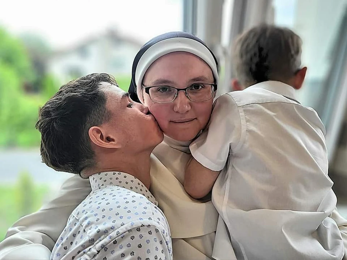 Siostry dominikanki prowadzące Dom Chłopaków w Broniszewicach nie stracą państwowej dotacji - takie zapewnienie przekazał dziś przedstawiciel wojewody wielkopolskiego. Kilka dni temu zakonnice zajmujące się niepełnosprawnymi umysłowo chłopcami nagłośniły zapowiedź odebrania im przez urząd 600 tys. zł.