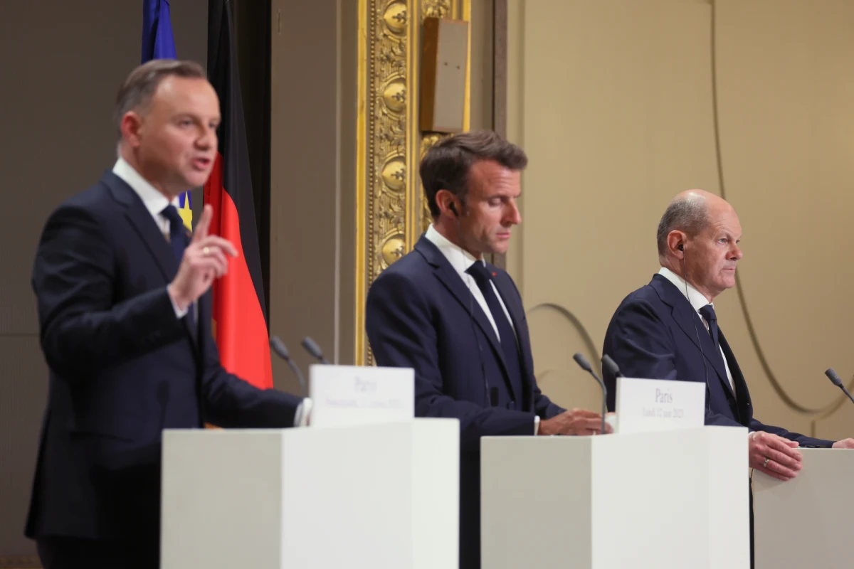 "Nasze stanowisko jest jasne: Niemcy, Francja i Polska stoją ściśle u boku Ukrainy. Wspieramy ten kraj w obronie przeciwko agresji rosyjskiej pod względem politycznym, humanitarnym, finansowym, a także dostarczając broń" - zapewnił w poniedziałek w Paryżu kanclerz Niemiec Olaf Scholz, podczas spotkania z prezydentami Andrzejem Dudą i Emmanuelem Macronem  zorganizowanego w formule Trójkąta Weimarskiego.