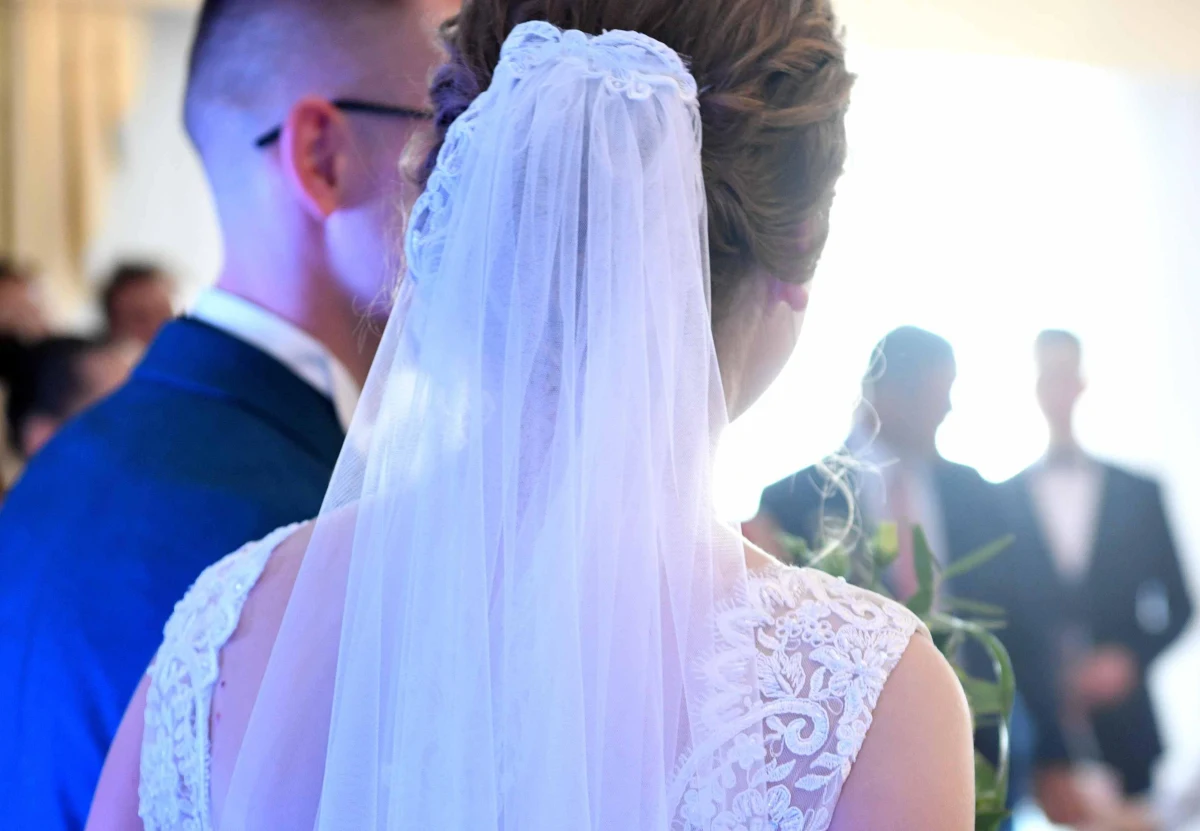 701-1000 zł – taką kwotę na prezent weselny zamierza przeznaczyć 18 proc. uczestników badania "Polaków Portfel Własny: wiosenne wyzwania 2023" Santander Consumer Banku. 16 proc. ankietowanych chce włożyć do koperty dla nowożeńców więcej niż 1000 zł. 