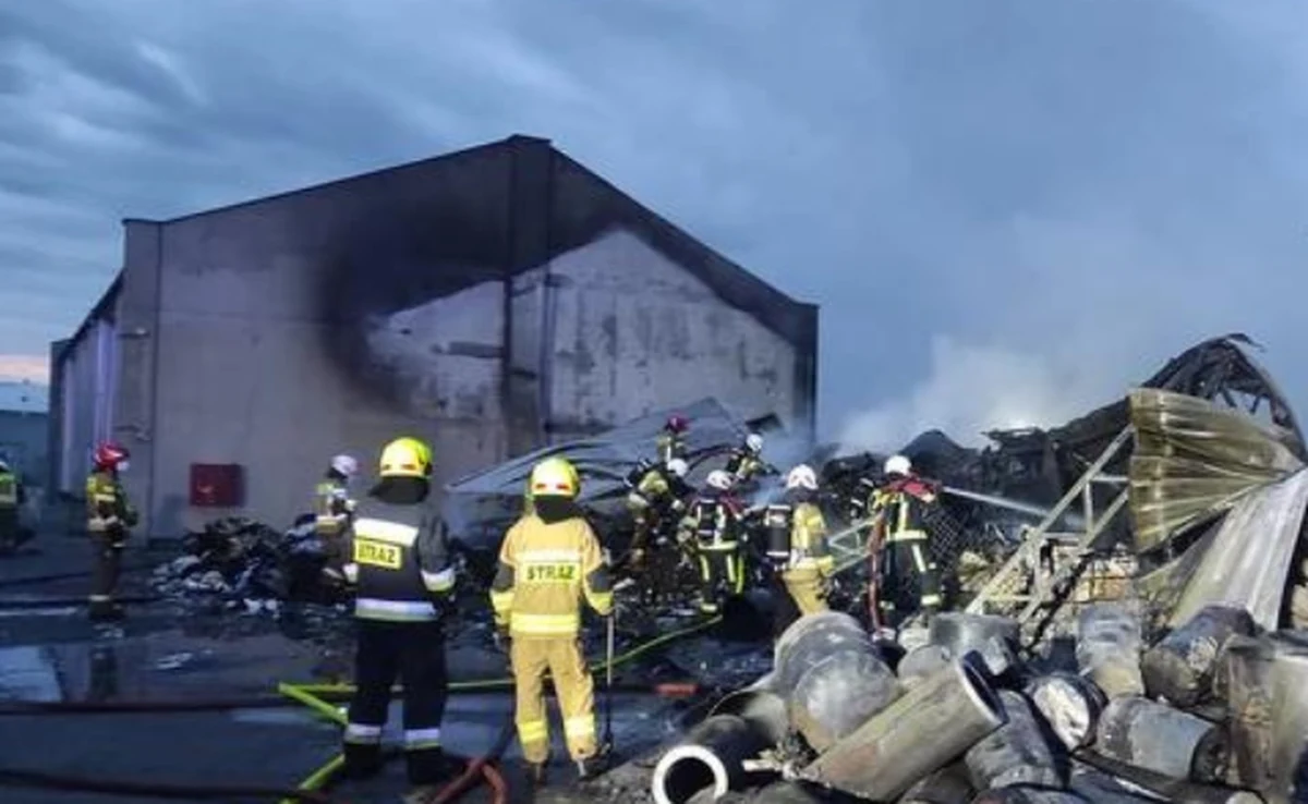 W Legionowie (woj. mazowieckie) spłonęła hala segregacji odpadów o powierzchni 150 m kw.; strażacy zakończyli akcję, dogaszają pożar - poinformował zastępca dowódcy JRG w Legionowie mł. bryg. Tomasz Suracki. Hala była zamknięta, nikogo nie było w środku - podał.