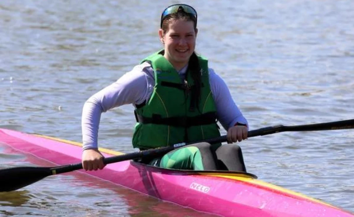 Wyjątkową głupotą popisali się złodzieje-wandale z Opola. Nieznani sprawcy ukradli i zniszczyli specjalistyczne kajaki należące do AZS-u Politechnika Opolska. Pachnącym nowością sprzętem miały pływać młode zawodniczki klubu. Bezmyślni złodzieje – wszystko wskazuje na to, że dla zabawy – pozbawili dziesięciolatkę i trzynastolatkę marzeń o rywalizacji na profesjonalnym sprzęcie.