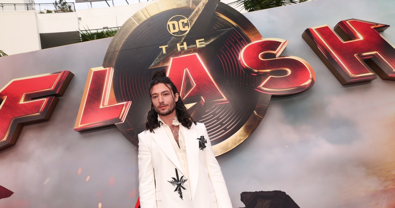 Ezra Miller przybył na uroczystą premierę filmu "Flash", w którym wciela się w tytułową rolę. Dla aktora było to pierwsze publiczne wystąpienie od kilku miesięcy. Gwiazdor starał się nie być w centrum uwagi od sierpnia zeszłego roku, gdy przepraszał za liczne kontrowersje oraz skandale, których był bohaterem.