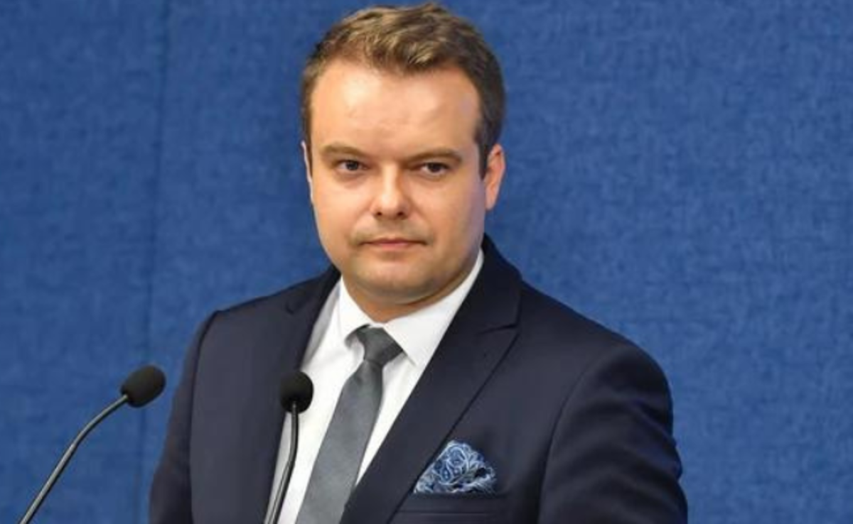 Sejm na rozpoczynającym się dziś posiedzeniu nie wybierze członków komisji do badania rosyjskich wpływów. Prawo i Sprawiedliwość wstrzymuje powoływanie zespołu do czasu rozpatrzenia prezydenckiej nowelizacji tak zwanej ustawy "lex Tusk", regulującej działania komisji. 
