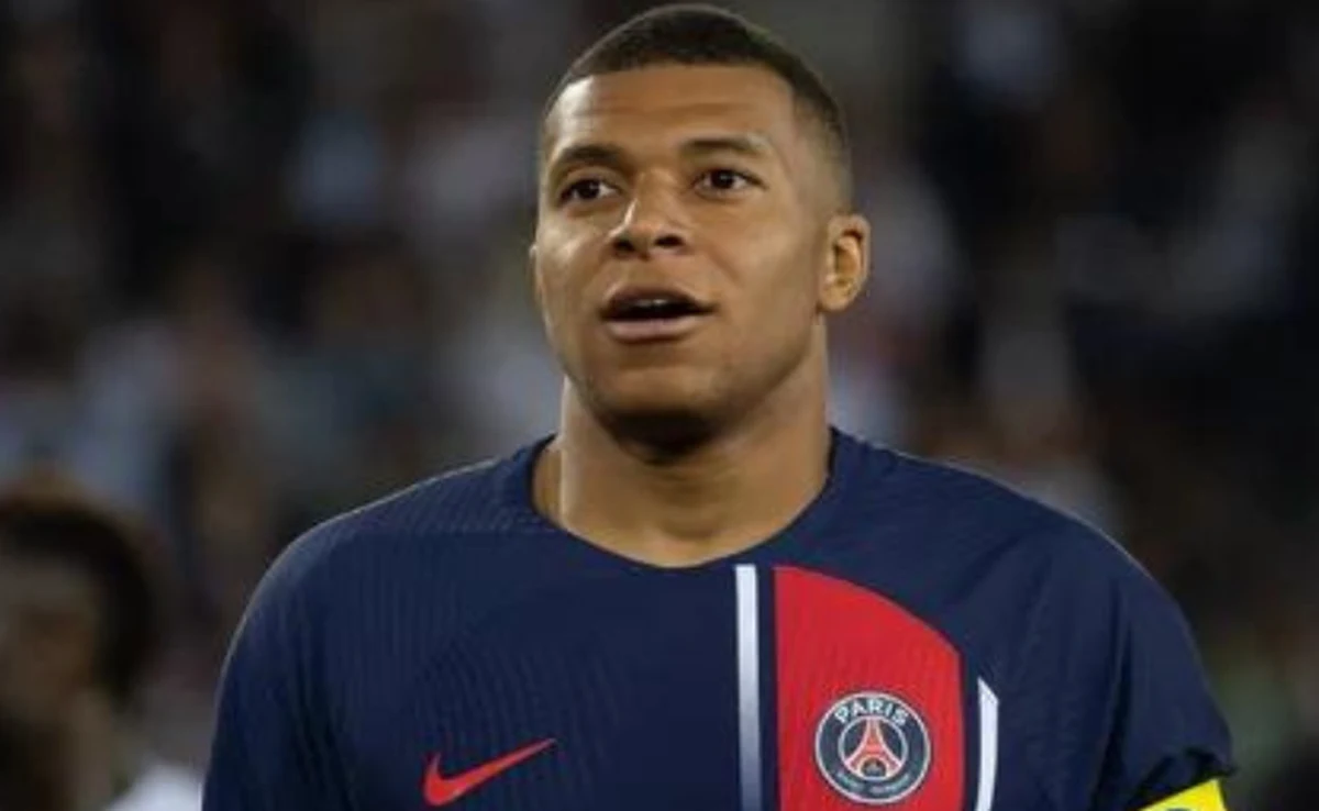 Kylian Mbappe zdecydował w sprawie swojej przyszłości. Francuski gwiazdor miał poinformował PSG, że nie skorzysta z opcji przedłużenia kontraktu o rok – informuje "L'Equipe". Umowa Mbappe z klubem wygasa po zakończeniu sezonu 2023/2024. To oznacza, że piłkarz być może zostanie sprzedany jeszcze tego lata. 