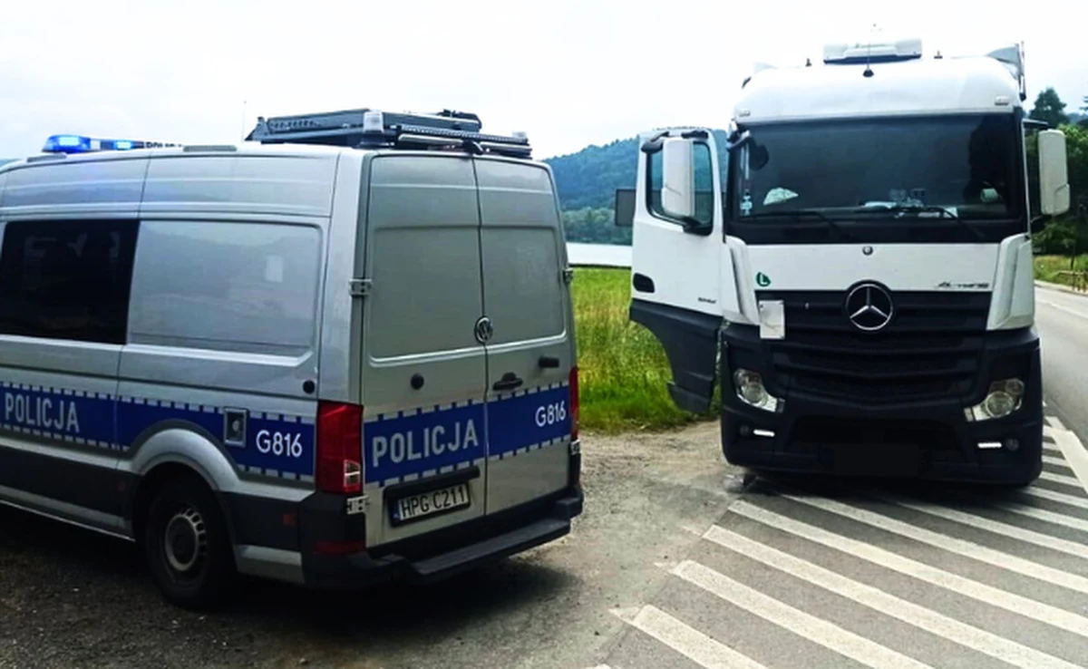 33-letni kierowca ciągnika siodłowego z naczepą na parkingu w Nowym Sączu uszkodził inny pojazd i odjechał. Kiedy policjanci zatrzymali go na drodze do kontroli, mężczyzna wypadł z kabiny. Badanie trzeźwości wykazało, że miał w organizmie 2,9 promila alkoholu. 
 
