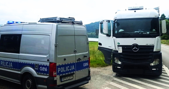 33-letni kierowca ciągnika siodłowego z naczepą na parkingu w Nowym Sączu uszkodził inny pojazd i odjechał. Kiedy policjanci zatrzymali go na drodze do kontroli, mężczyzna wypadł z kabiny. Badanie trzeźwości wykazało, że miał w organizmie 2,9 promila alkoholu. 
 
