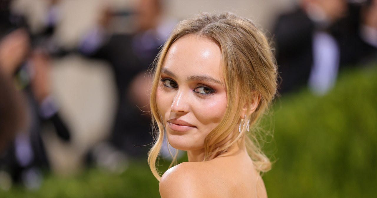 O Lily-Rose Depp zrobiło się ostatnio głośno za sprawą kontrowersyjnego serialu "Idol", w którym zagrała główną rolę. Córka Johnny'ego Deppa od lat jest na świeczniku, a media obserwują każdy jej krok. Jak wygląda jej życie miłosne? Do tej pory umawiała się z największymi gwiazdorami Hollywood.