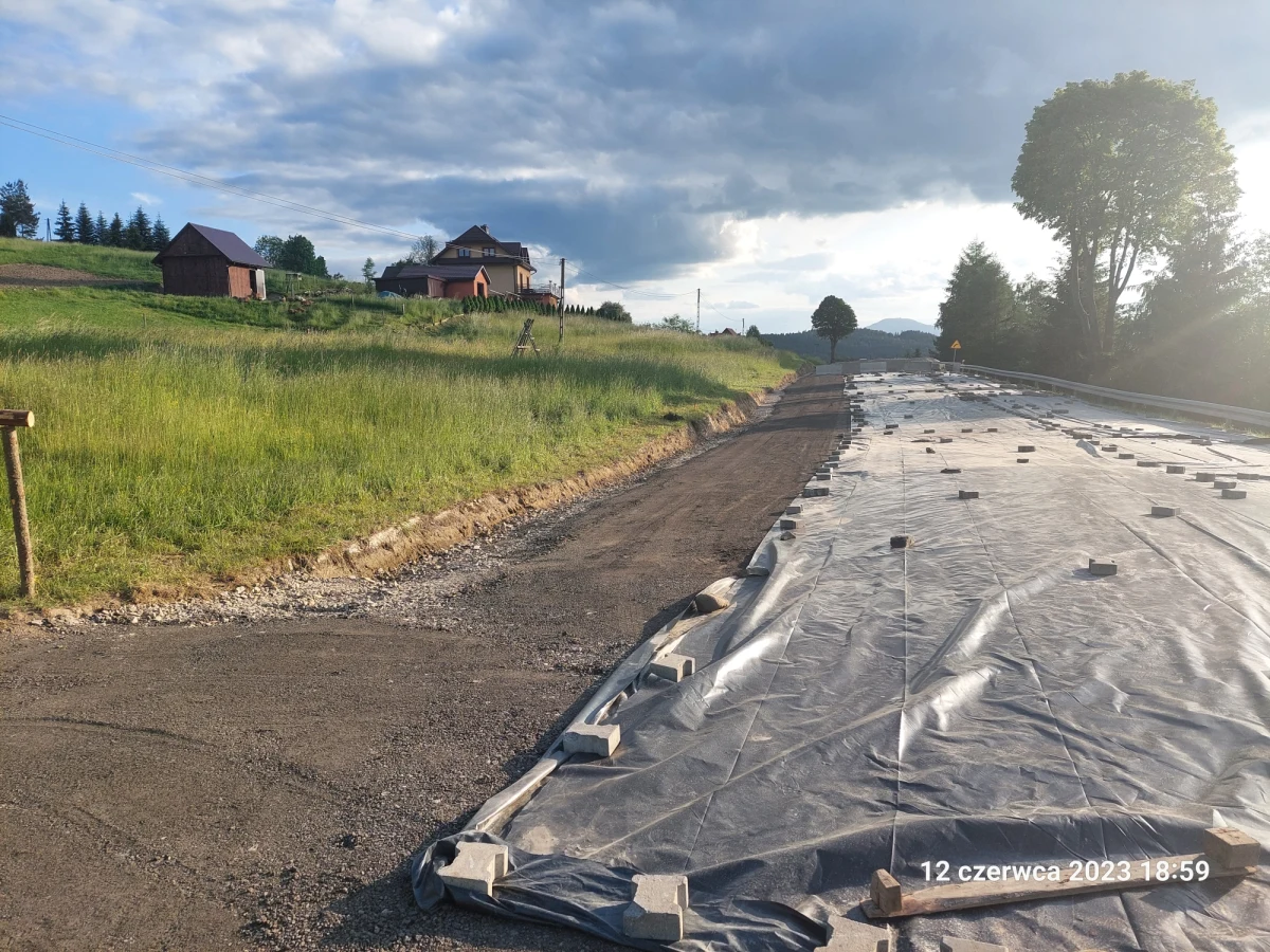 Osuwisko na drodze krajowej 28 między Kasiną Górną a Gruszowcem jest aktywne i zagraża bezpieczeństwu - takie są wyniki pierwszych badań geotechnicznych. Z tego powodu trasa nadal będzie zamknięta, a odcinek ten będą mogli pokonywać tylko okoliczni mieszkańcy.  

