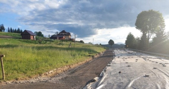 Osuwisko na drodze krajowej 28 między Kasiną Górną a Gruszowcem jest aktywne i zagraża bezpieczeństwu - takie są wyniki pierwszych badań geotechnicznych. Z tego powodu trasa nadal będzie zamknięta, a odcinek ten będą mogli pokonywać tylko okoliczni mieszkańcy.  


