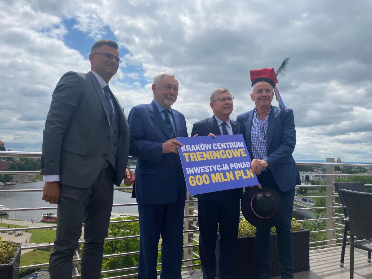 W sąsiedztwie krakowskiego lotniska linia lotnicza Ryanair zbuduje centrum symulatorowo-treningowe o wartości 600 mln zł - ogłosił prezes Ryanair Michael O'Leary. W ośrodku będzie mogło szkolić się 500 osób dziennie, a powstanie tam 150 nowych miejsc pracy.

