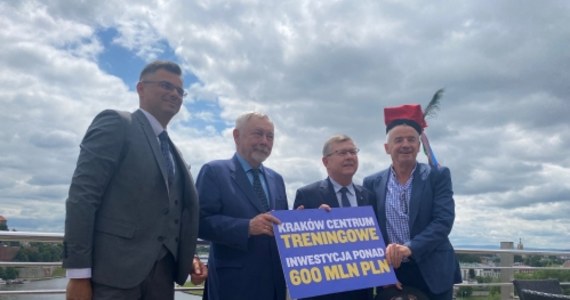W sąsiedztwie krakowskiego lotniska linia lotnicza Ryanair zbuduje centrum symulatorowo-treningowe o wartości 600 mln zł - ogłosił prezes Ryanair Michael O'Leary. W ośrodku będzie mogło szkolić się 500 osób dziennie, a powstanie tam 150 nowych miejsc pracy.

