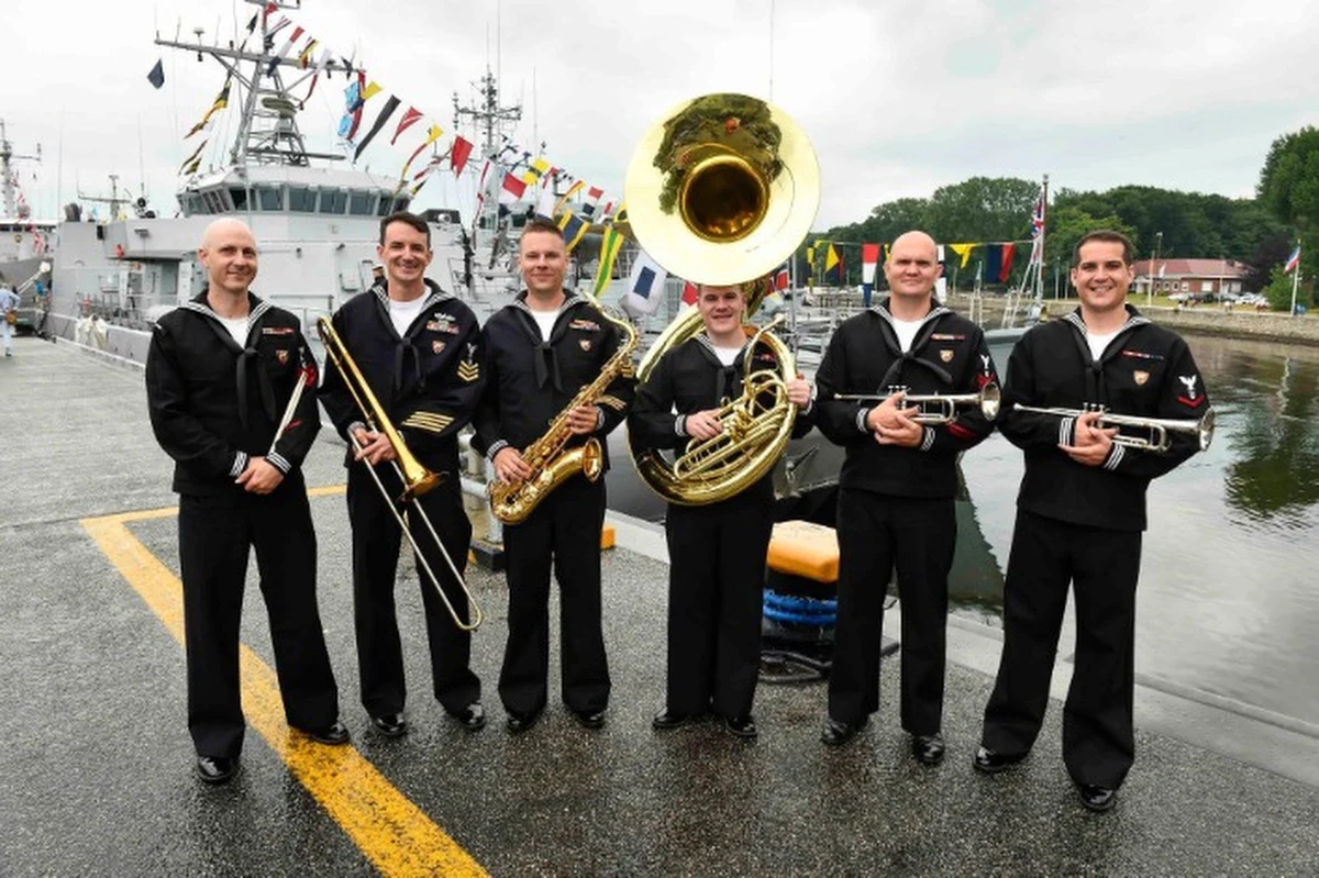 U.S. Naval Forces Europe and Africa Band, stacjonująca we Włoszech orkiestra Marynarki Wojennej Stanów Zjednoczonych pojawi się na gościnnych występach w Polsce. Trasa koncertowa Topside obejmuje cztery miasta: Tarnów, Busko-Zdrój, Sandomierz i Kielce. Grupa pojawi się także dwukrotnie na krakowskim rynku.
