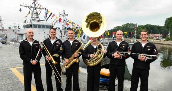 U.S. Naval Forces Europe and Africa Band, stacjonująca we Włoszech orkiestra Marynarki Wojennej Stanów Zjednoczonych pojawi się na gościnnych występach w Polsce. Trasa koncertowa Topside obejmuje cztery miasta: Tarnów, Busko-Zdrój, Sandomierz i Kielce. Grupa pojawi się także dwukrotnie na krakowskim rynku.