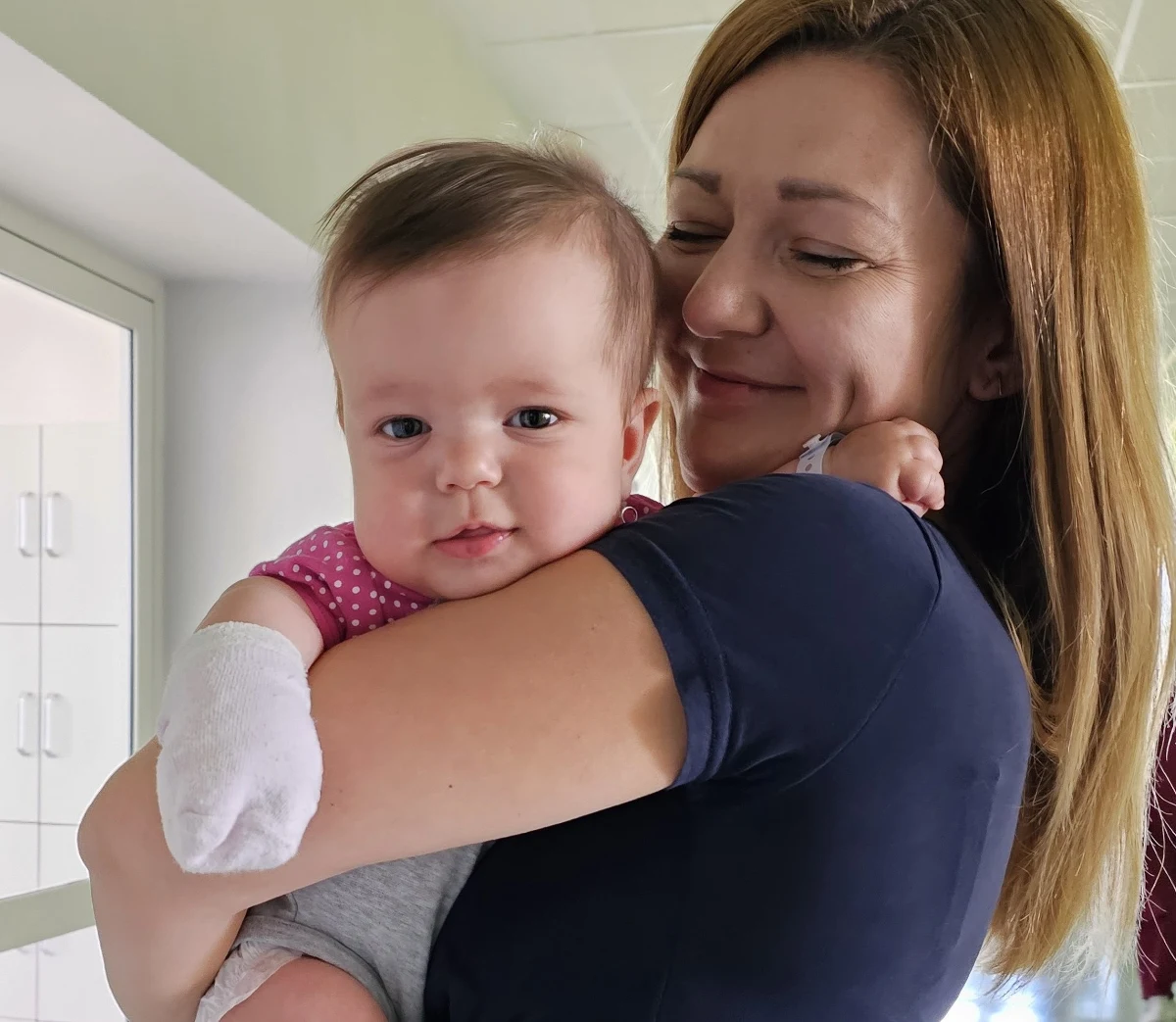 W szpitalu dziecięcym w Olsztynie sukcesem zakończyła się skomplikowana operacja neurochirurgiczna 7,5-miesięcznej Liliany. Dziewczynka ma ultra rzadką wadę genetyczną - achondroplazję. Rocznie z taką wadą rodzi się w Polsce zaledwie 2-3 dzieci. Bez tego zabiegu, przy postępie choroby, mogłoby to doprowadzić m. in. do wodogłowia wewnętrznego, zaburzenia oddychania i pracy serca oraz problemów z poruszaniem się.