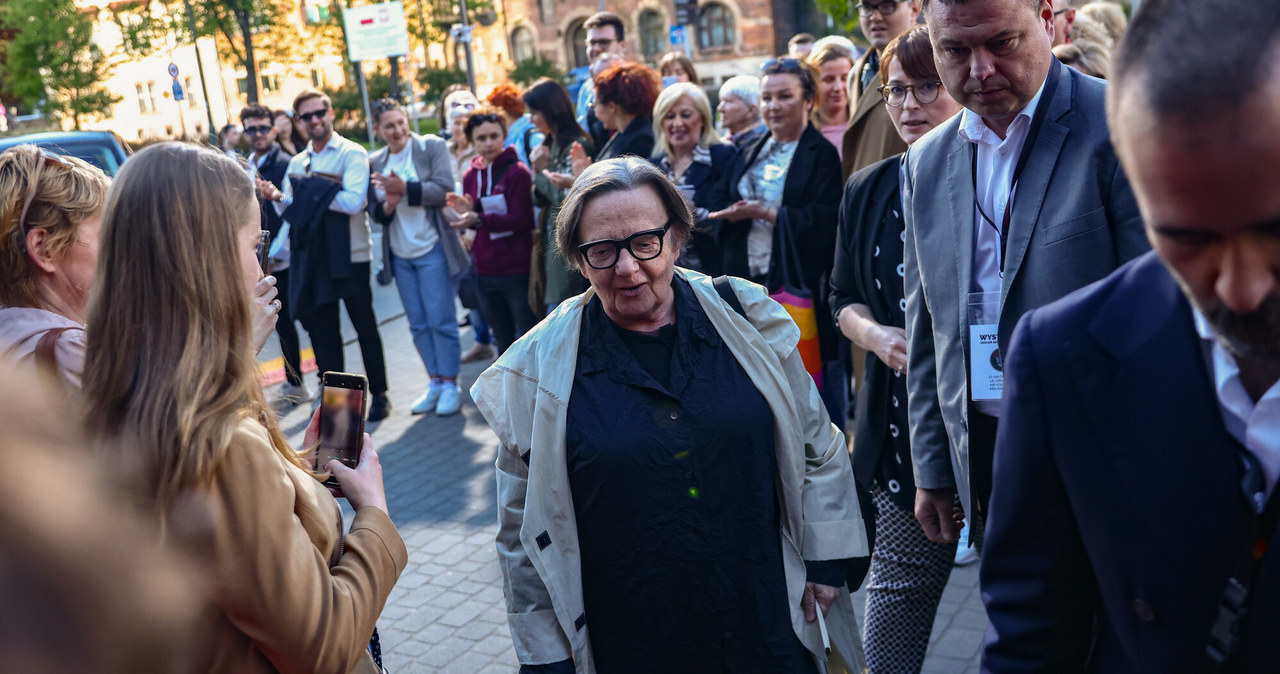 Pomimo rekomendacji ekspertów, Agnieszka Holland nie otrzymała na nowy film pieniędzy z Polskiego Instytutu Sztuki Filmowej. "Nie przypominam sobie, abym kiedykolwiek w życiu spotkał się z taką dozą oszczerstwa, pogardy i nienawiści" - mówi dyrektor PISF Radosław Śmigulski. "Powiedziałam panu Śmigulskiemu coś nieprzyjemnego pod wpływem silnych emocji" - wyjaśnia reżyserka.