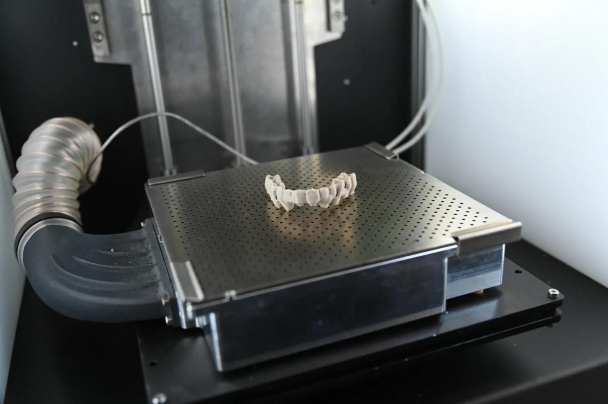 Kości, zęby czy implanty medyczne z polimerów wydrukuje drukarka 3D na Zachodniopomorskim Uniwersytecie Technologicznym. Uczelnia otrzymała ją w ramach współpracy z Pomorskim Uniwersytetem Medycznym.