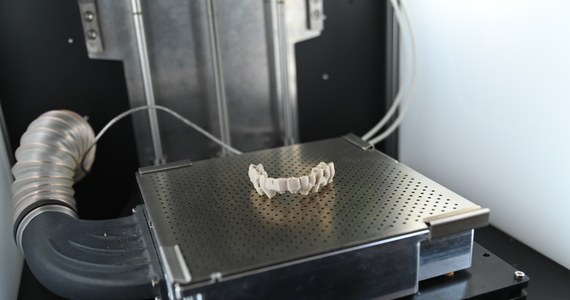 Kości, zęby czy implanty medyczne z polimerów wydrukuje drukarka 3D na Zachodniopomorskim Uniwersytecie Technologicznym. Uczelnia otrzymała ją w ramach współpracy z Pomorskim Uniwersytetem Medycznym.