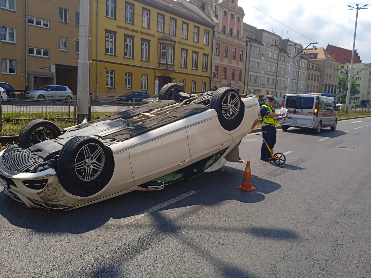 ​Wypadek w centrum Wrocławia. Na ulicy Kazimierza Wielkiego dachował samochód osobowy. Dwie osoby trafiły do szpitala.