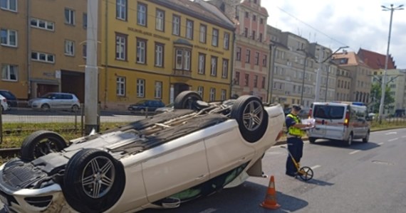 ​Wypadek w centrum Wrocławia. Na ulicy Kazimierza Wielkiego dachował samochód osobowy. Dwie osoby trafiły do szpitala.