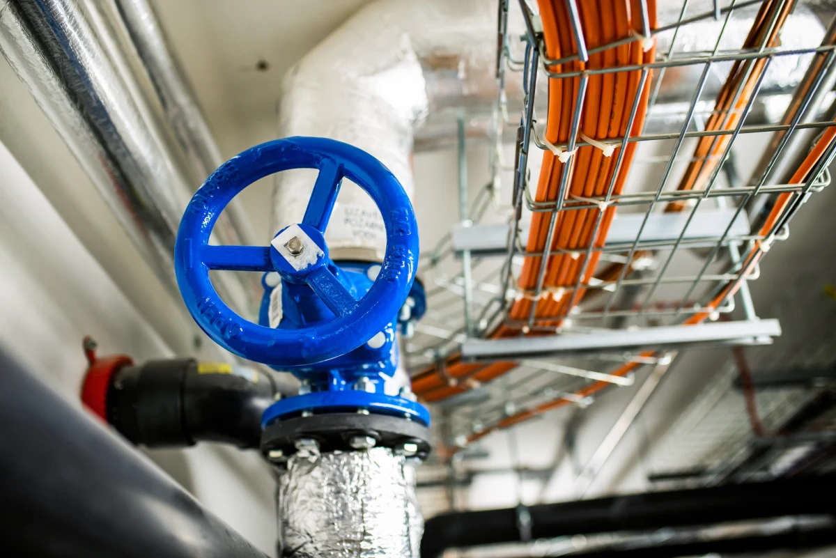 Na ul. Świętokrzyskiej w Gdańsku zamknięto pas w kierunku Kowal i wprowadzono ruch wahadłowy. Powodem utrudnień jest awaria sieci wodociągowej i rozpoczęcie prac naprawczych. Bez bieżącej wody są mieszkańcy domów przy dwóch ulicach w dzielnicy Ujeścisko-Łostowice.