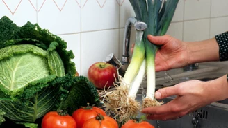Miliony Polaków źle myją owoce i warzywa? "Trzeba szorować"