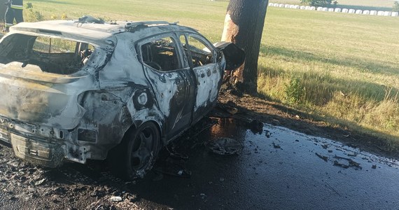 W żaden sposób nie można było bezpiecznie pomóc kierowcy, który został uwięziony w płonącym samochodzie. Do zdarzenia doszło w poniedziałek w Bukowinie w powiecie lęborskim.