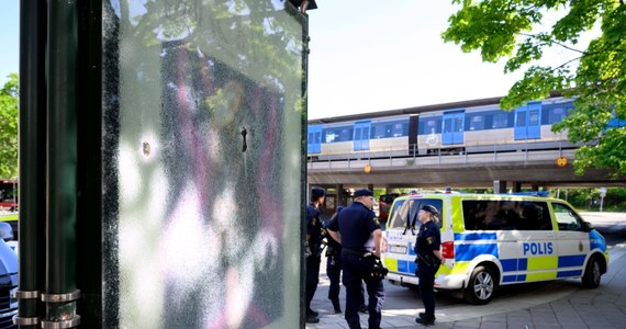 Aresztowano dwóch mężczyzn podejrzanych o spowodowanie sobotniej strzelaniny w Sztokholmie. Jednym z nich okazał się 19-letni Polak Miłosz O. Jego wspólnikiem miał być Kurd Ronnie D. Obaj zostali aresztowani na cztery tygodnie przez sąd w Huddinge.