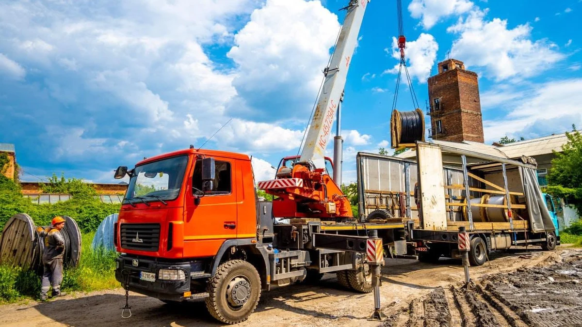 Około 12 ton kabli potrzebnych m.in. przy naprawie infrastruktury zniszczonej w wyniku rosyjskich ataków rakietowych wysłał poznański samorząd do Charkowa. To już kolejna pomoc przekazana partnerskiemu miastu.