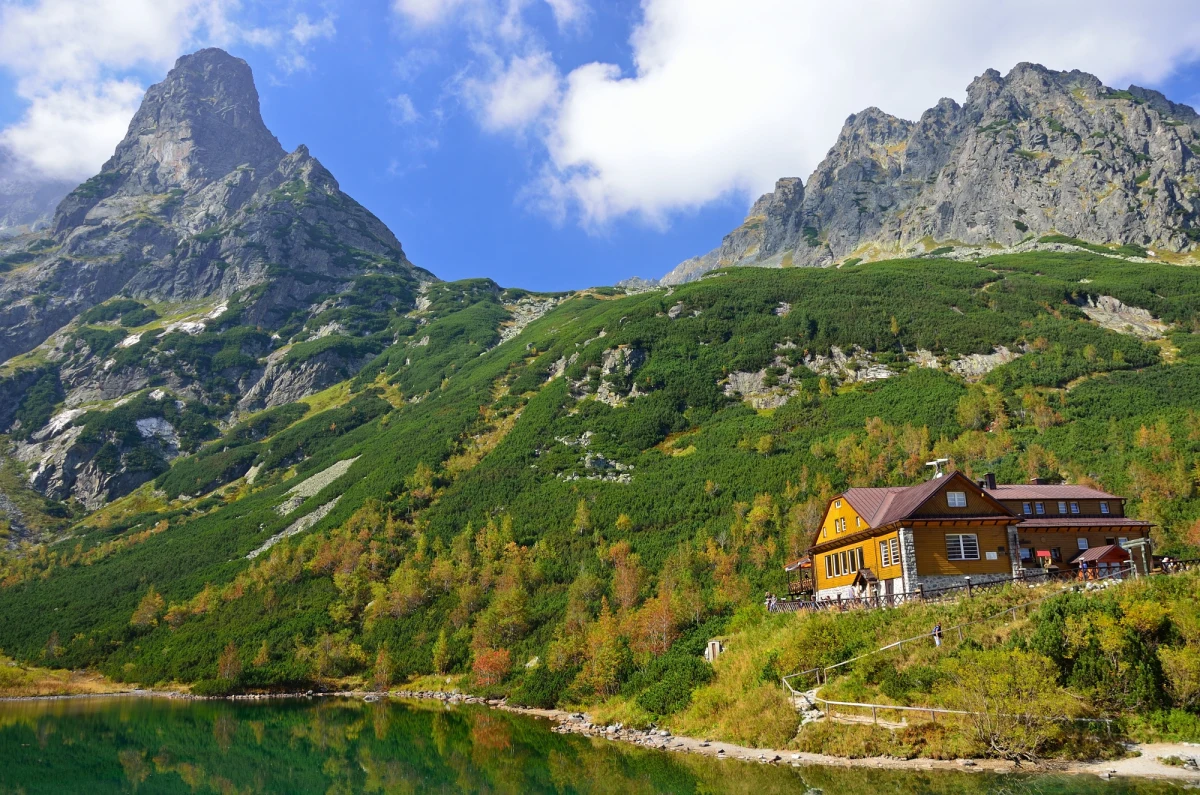 Tatrzański Park Narodowy (TANAP) na Słowacji pracuje nad nowym regulaminem - poinformował dziennik "SME". Wśród planowanych zmian wymieniono ograniczenia dla wypraw w towarzystwie psów oraz czasowe zamknięcie części szczytów. Nie wiadomo, czy nowe przepisy zostaną wprowadzone jeszcze w tym sezonie.