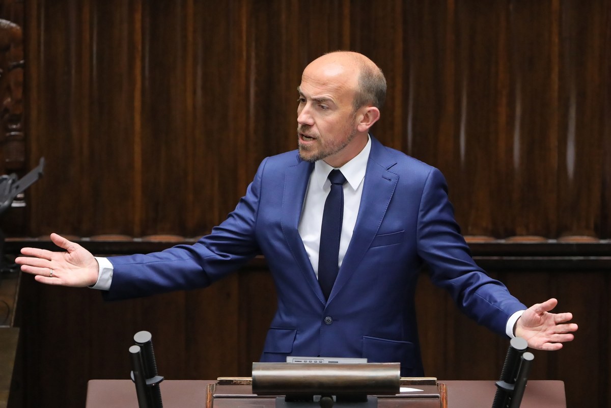"Nie da się poprawić ustawy, która od pierwszego do ostatniego zdania jest niezgodna z konstytucją, która ma na celu tylko jedną rzecz, czyli wyeliminowanie przeciwników politycznych z życia publicznego" - powiedział szef klubu KO Borys Budka podczas sejmowej debaty nad projektem nowelizacji ustawy o komisji ds. badania wpływów rosyjskich. "To jest komisja prawdy i powinna powstać. Jest tak krytykowana przez opozycję, ponieważ ta obawia się jej rezultatów" - mówił Piotr Kaleta z PiS.