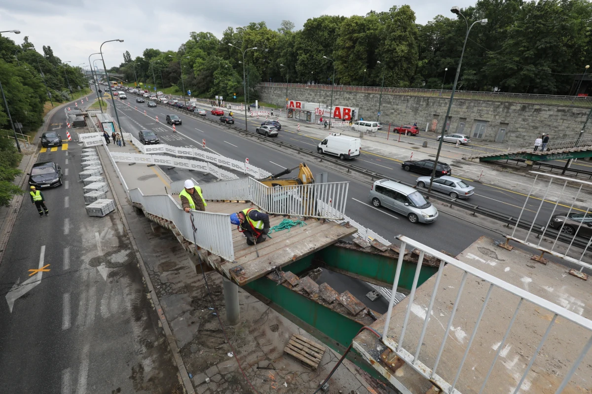 Od dziś sporo zmian na przystankach przy Trasie Łazienkowskiej. Robotnicy przystąpili tam do rozbiórki schodów prowadzących z przystanków autobusowych na górę, na plac Na Rozdrożu.
