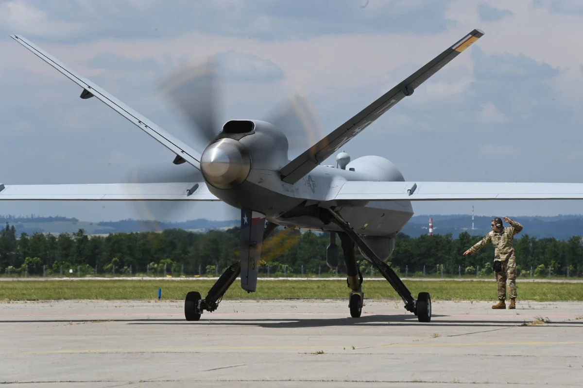 Amerykański dron bojowy MQ-9 Reaper wylądował ​na cywilnym lotnisku w Mosznovie koło Ostrawy, na wschodzie Czech. Najprawdopodobniej było to pierwsze takie lądowanie na cywilnym lotnisku w Europie podczas normalnych, a nie bojowych operacji. Maszyna była sterowana z Houston w Teksasie.