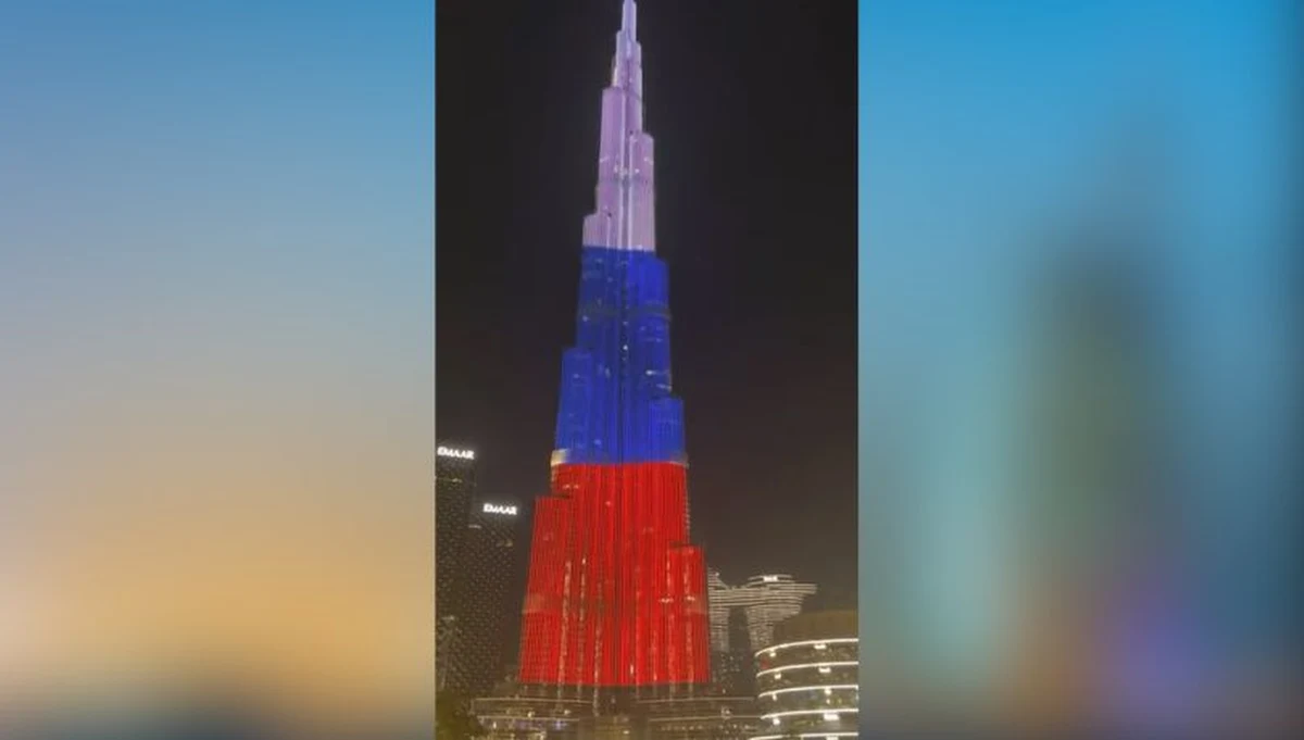 Najwyższy budynek świata - wieżowiec Burdż Chalifa (ang. Burj Khalifa) w Dubaju - rozświetlił się kolorami rosyjskiej flagi. W taki sposób w emiracie nad Zatoką Perską uświetniony został przypadający 12 czerwca Dzień Rosji. 