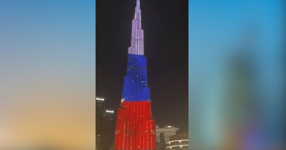 Najwyższy budynek świata - wieżowiec Burdż Chalifa (ang. Burj Khalifa) w Dubaju - rozświetlił się kolorami rosyjskiej flagi. W taki sposób w emiracie nad Zatoką Perską uświetniony został przypadający 12 czerwca Dzień Rosji. 