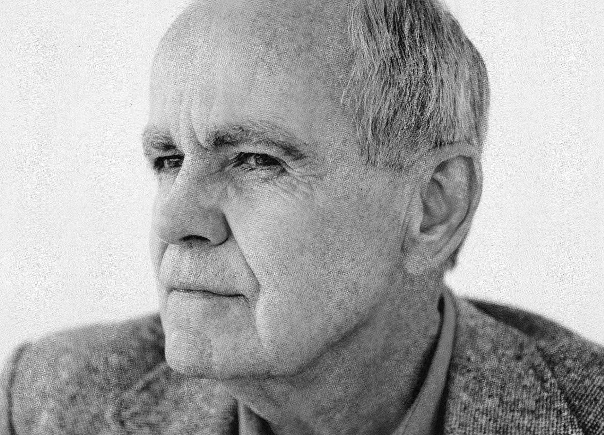 W wieku 89 lat zmarł Cormac McCarthy - amerykański pisarz, dramaturg i scenarzysta. Był autorem takich powieści jak "To nie jest kraj dla starych ludzi, "Stella Maris" czy "Droga", za którą dostał Nagrodę Pulitzera.