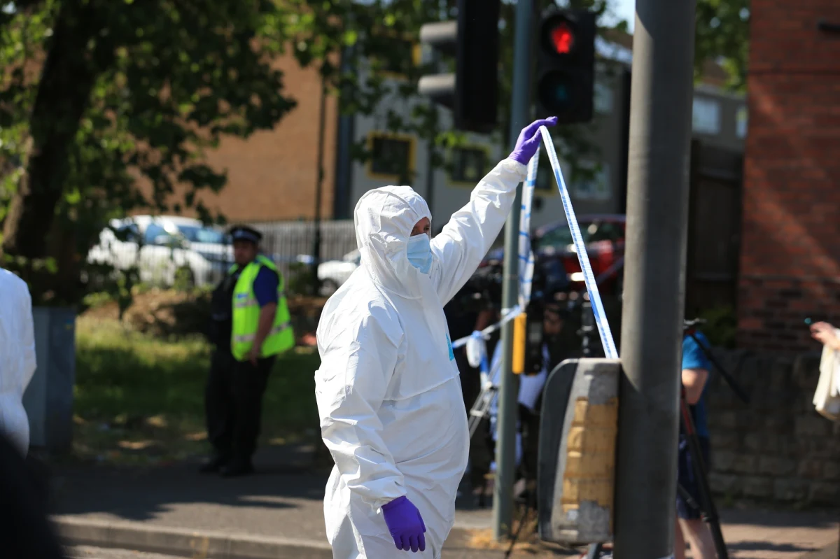 Brytyjska policja wyjaśnia okoliczności wczorajszej tragedii w Nottingham. W kilku powiązanych ze sobą atakach zginęły tam 3 osoby, a 3 zostały ranne. Funkcjonariusze przekazali, że według ich ustaleń ujęty w związku z tą sprawą 31-latek działał sam. Ujawnili też więcej informacji dotyczących ofiar, stanu poszkodowanych i przebiegu zbrodni.