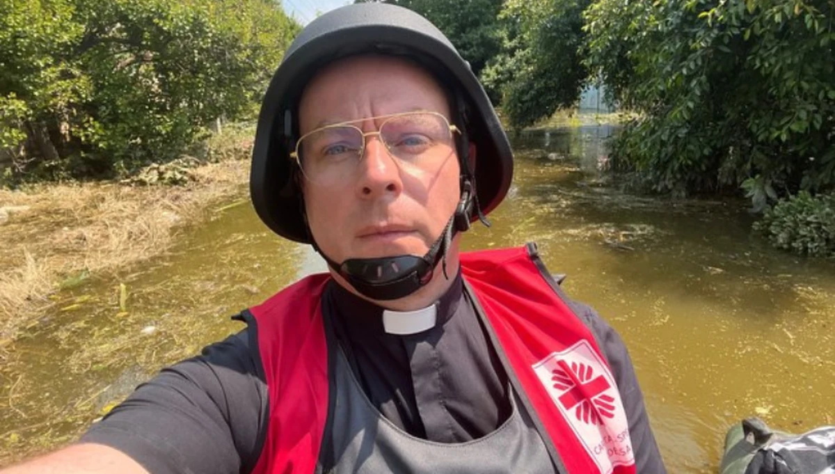 "Coraz bardziej widzimy ogrom zniszczeń. Woda odchodzi. Wraz z wodą odchodzą domy. Widzimy bardzo dużo zniszczeń. Podmyte cmentarze, zwierzęta które zginęły w wodzie. I to wszystko idzie w kierunku Morza Czarnego" - opisuje krajobraz po katastrofie ks. Piotr Rosochacki, dyrektor Caritas-Spes w Odessie, gość Rozmowy w południe w RMF FM.