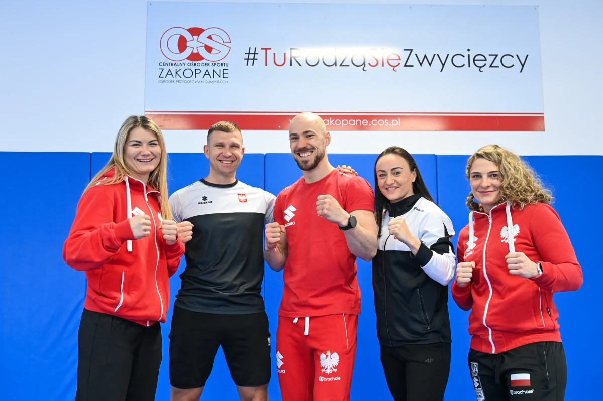 Za nieco ponad dwa tygodnie bokserzy rozpoczną w Nowym Targu rywalizację o medale III Igrzysk Europejskich Kraków – Małopolska 2023. Uczestnicy tegorocznych pięściarskich zmagań zostaną zakwaterowani w dużej mierze na obiektach Centralnego Ośrodka Sportu w Zakopanem. Jednymi z gości tatrzańskiego centrum będą pięściarze reprezentacji Polski, której trenerzy wybrali już skład na IE 2023. 