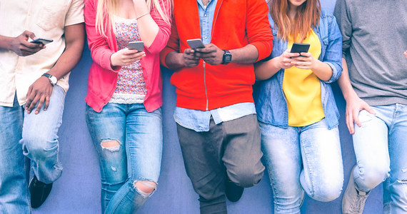 Co dziesiąty Polak w wieku 15-20 lat mógłby funkcjonować bez telefonu najwyżej godzinę - wynika z raportu "Młodzi vs Mobile". 48 proc. tej grupy wiekowej patrzy w ekran telefonu przez 2-5 godzin dziennie. 