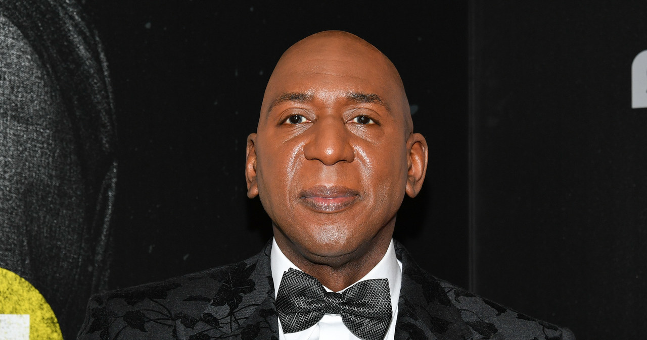 Colin McFarlane, który wystąpił w dwóch częściach trylogii o Batmanie Christophera Nolana, ujawnił, że wykryto u niego raka prostaty. Podobnie zresztą, jak u jego brata i ojca. 61-latek uspokoił jednak od razu wszystkich, że w jego przypadku choroba jest w bardzo wczesnym stadium i na razie nie wymaga leczenia, a jedynie monitorowania.