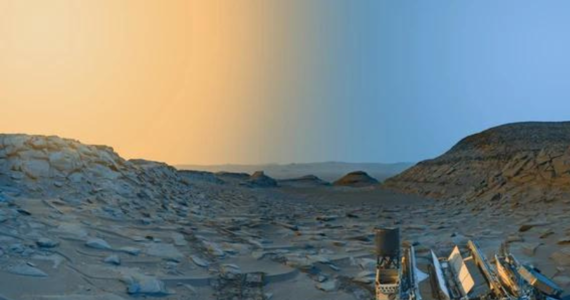 Amerykańska agencja kosmiczna zaprezentowała zdjęcia uzyskane przez marsjański łazik Curiosity, które przedstawiają różnicę w warunkach oświetlenia o poranku i po południu.