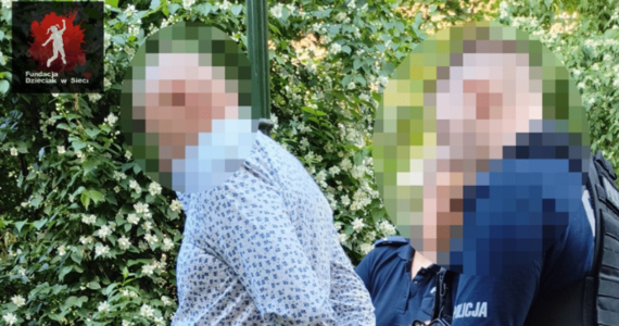 "Łowcy pedofilów" i krakowska policja zatrzymali 56-letniego Artura B., który jest podejrzewany m.in. o zaczepianie małoletnich w miejscach publicznych, zmuszanie do czynności seksualnych i przesyłanie im pornograficznych zdjęć.