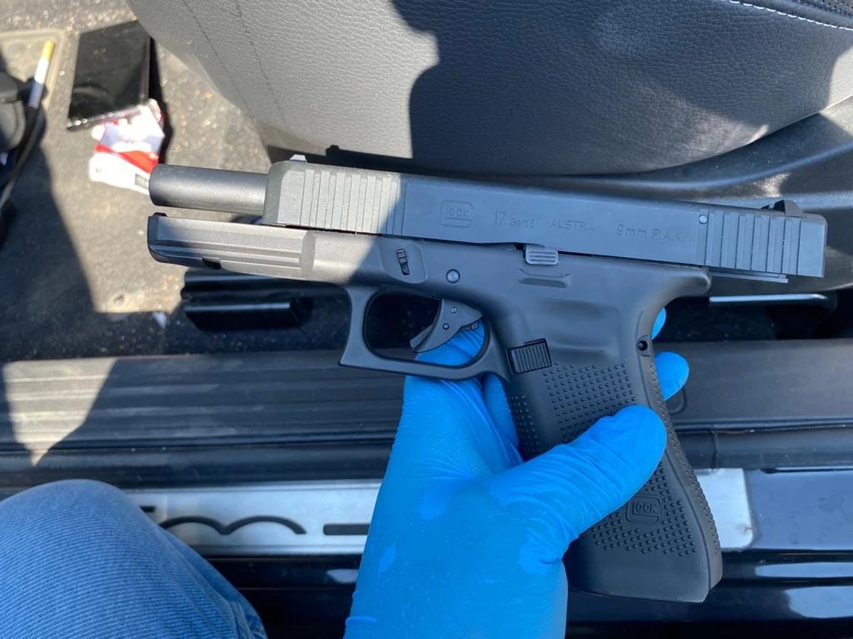 Pościg prowadzony w trzech województwach zakończył się zatrzymaniem 37-latka, który jadąc drogą krajową 24 strzelał w powietrze z pistoletu. Policjantów zaalarmowali inni kierowcy. Wcześniej do podobnego incydentu doszło na autostradzie A2. Funkcjonariusze prowadzili pościg niemal do przejścia granicznego w Gryfinie. 
